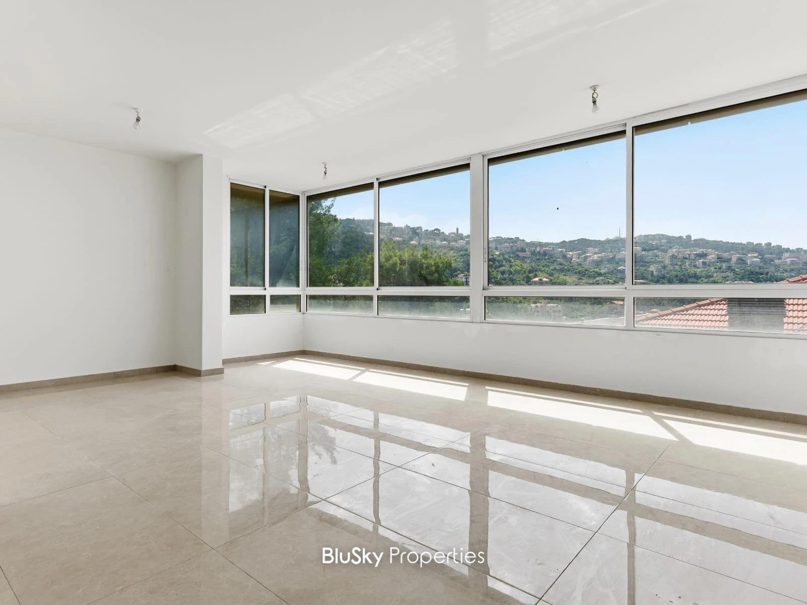 Apartment 175m² with Terrace for Sale in Qonnabet Broumana