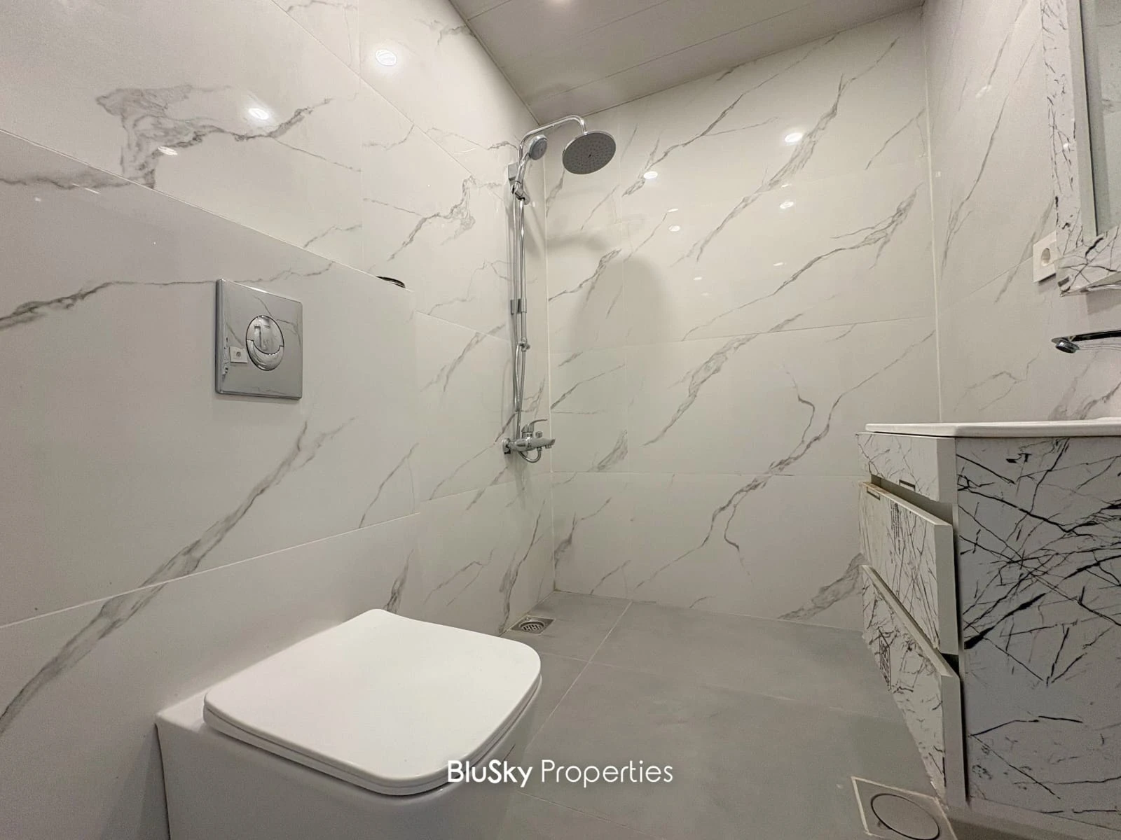 Apartment 240m² with Balcony for Sale in Qonnabet Broumana — photo 4