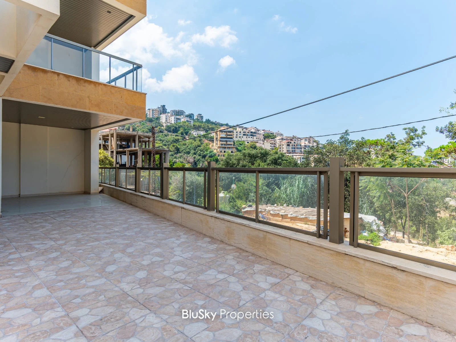 Apartment 170m² with Terrace for Sale in Qornet El Hamra — photo 2