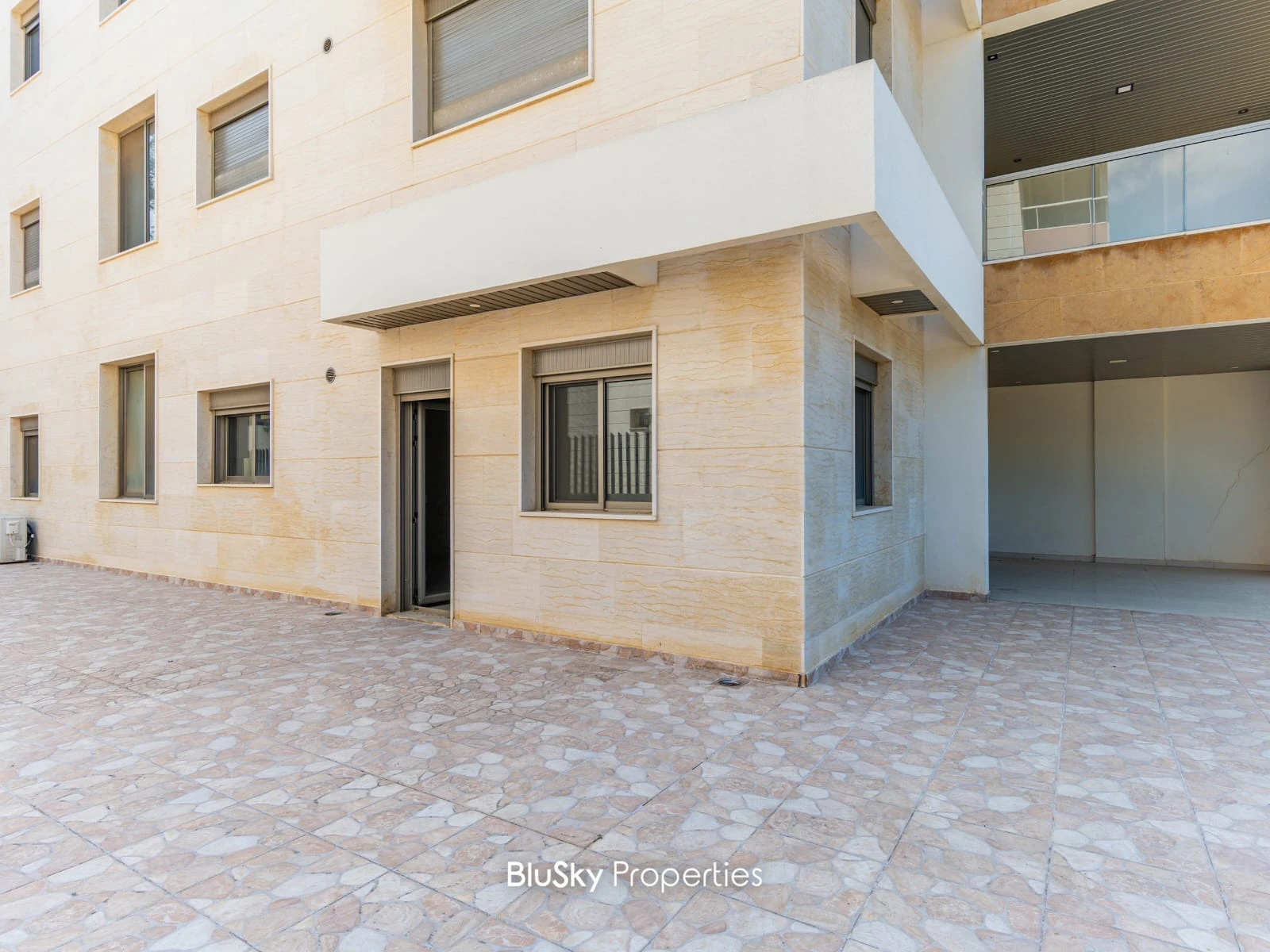 Apartment 170m² with Terrace for Sale in Qornet El Hamra — photo 3