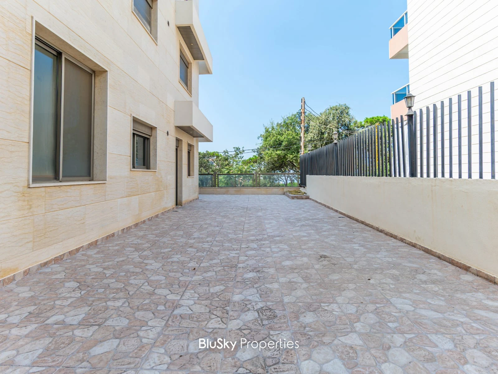 Apartment 170m² with Terrace for Sale in Qornet El Hamra — photo 4