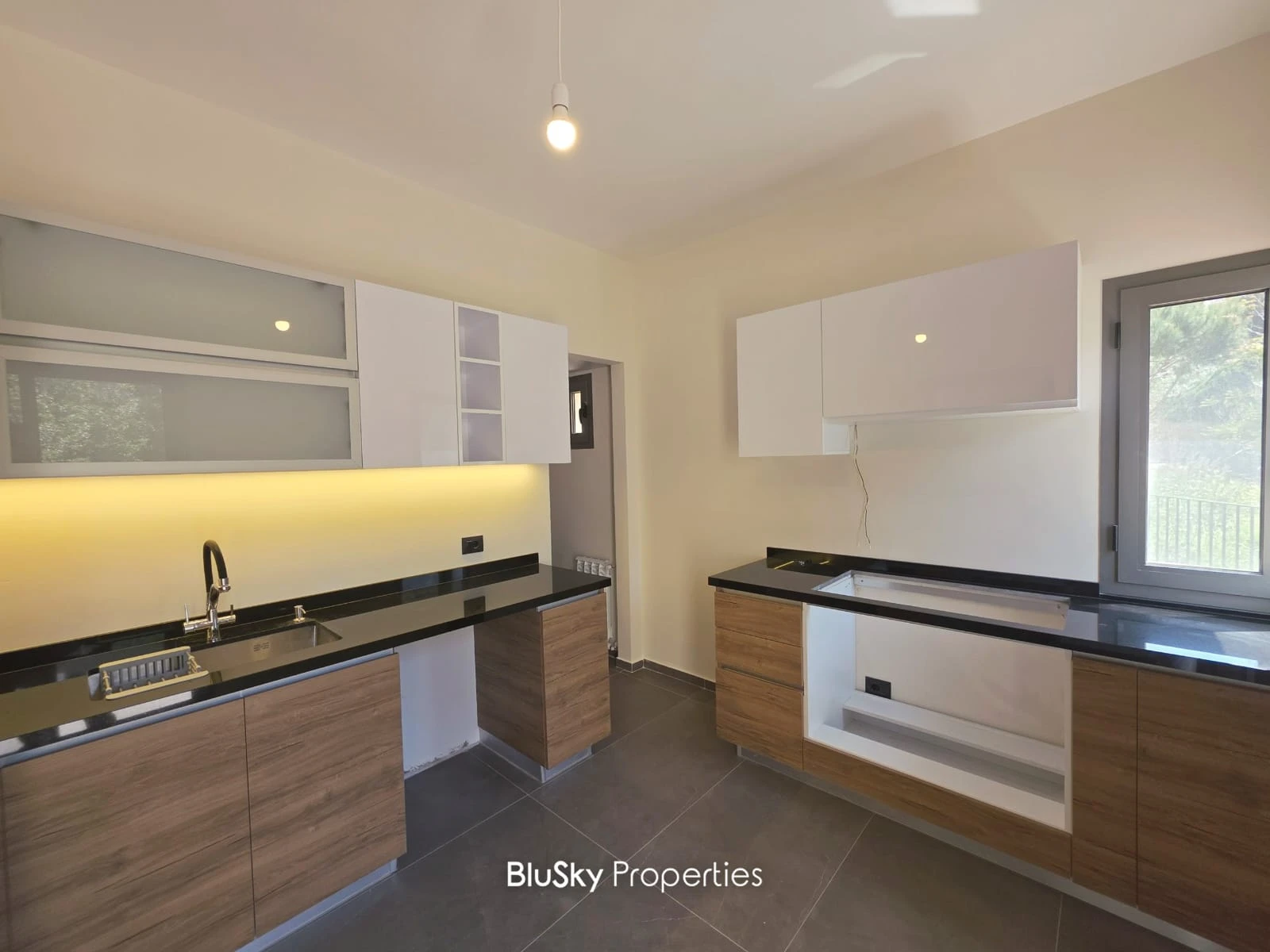 Apartment 152m² with Garden for Sale or Rent in Roumieh — الصورة 4