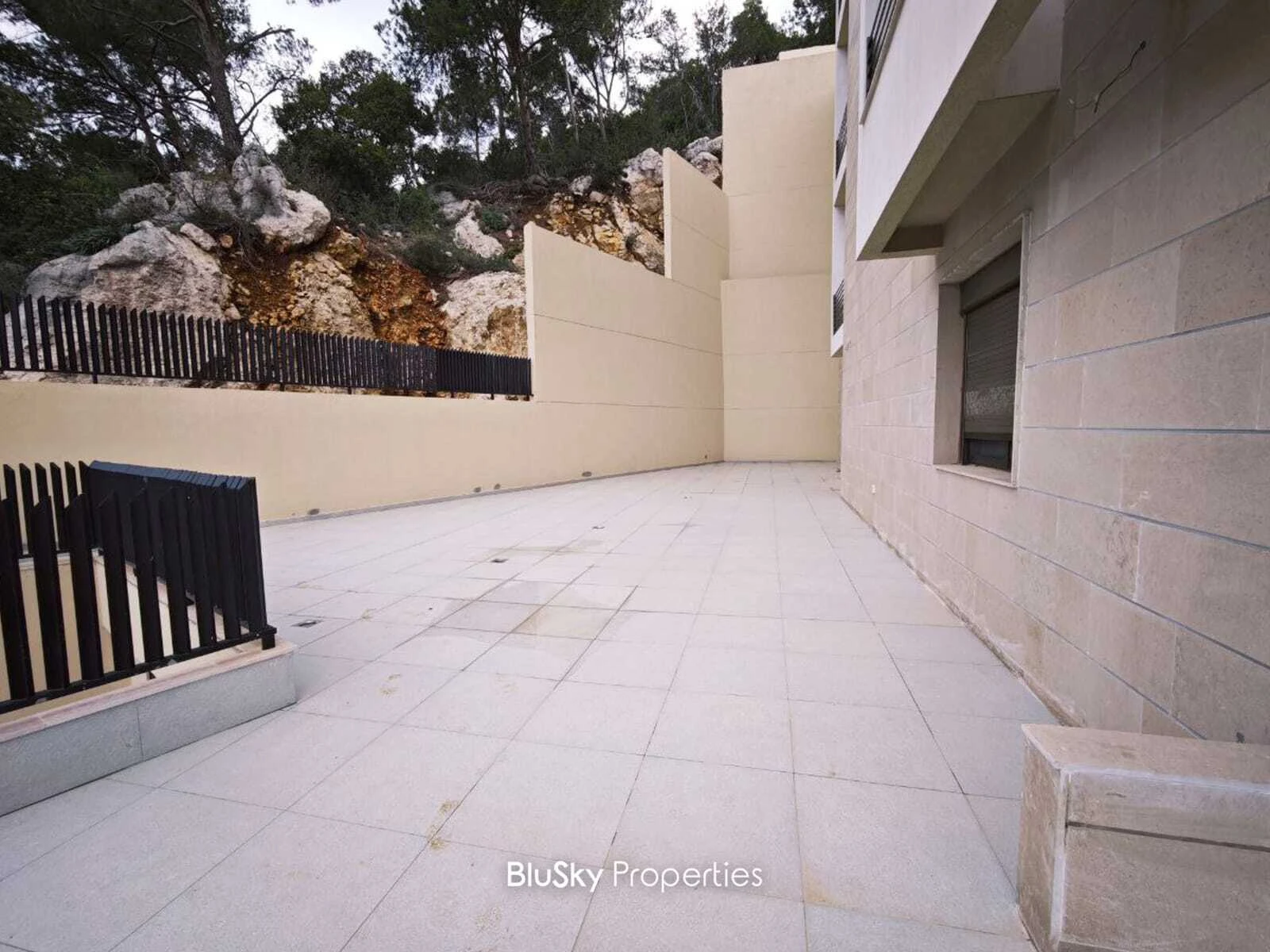 Apartment 177m² with Garden for Sale in Roumieh — الصورة 3