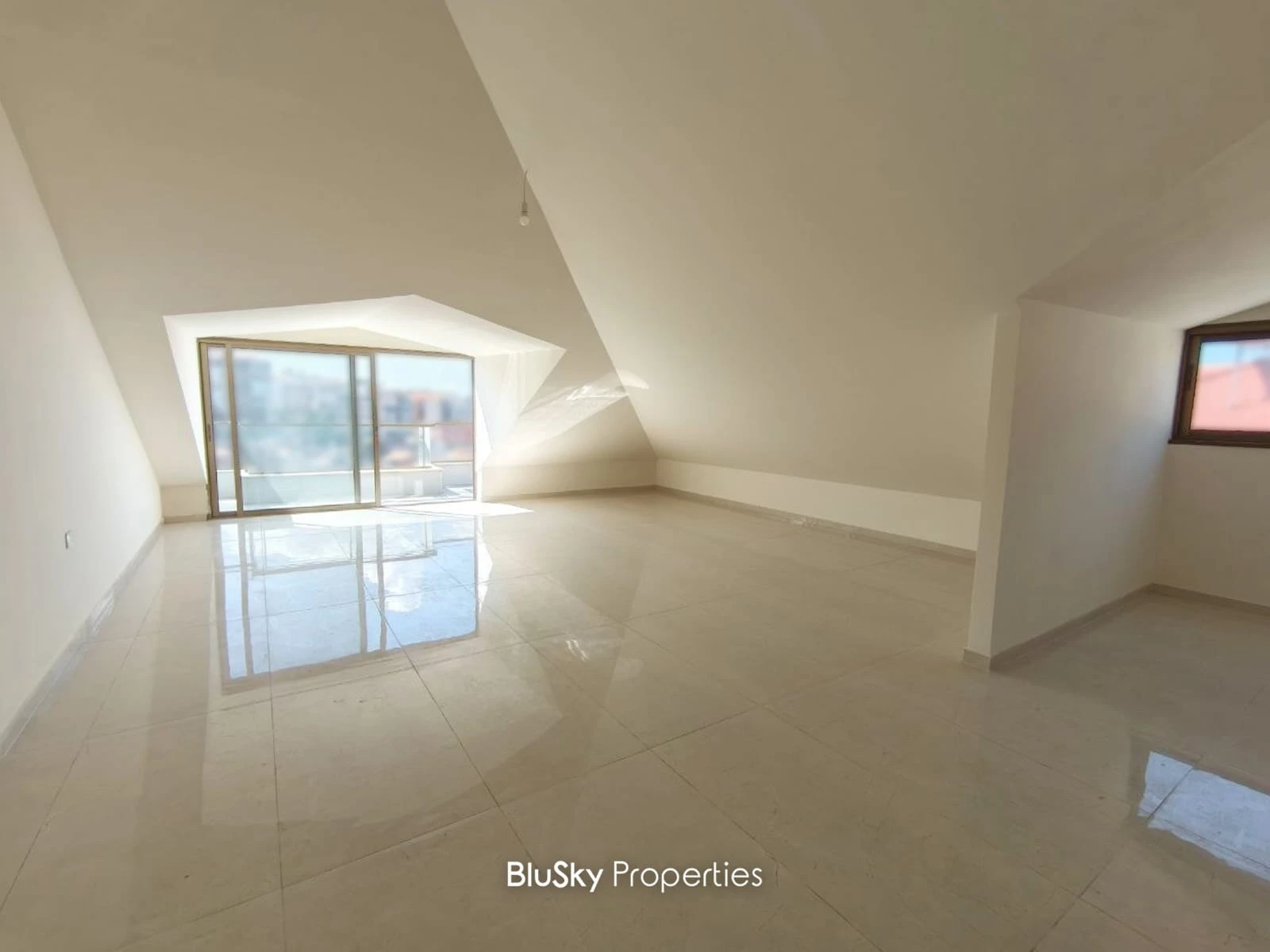 Duplex 255m² with Sea View for Sale in Roumieh — photo 2