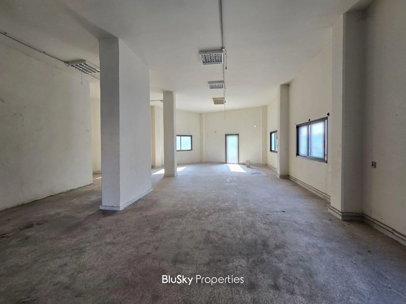 Warehouse 450m² for Rent in Sed El Bauchrieh — photo 2