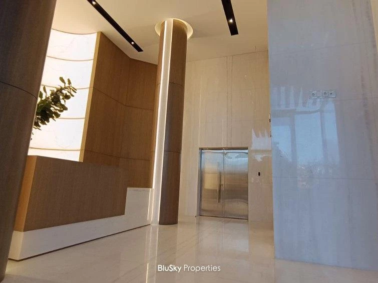 Office 328m² for Rent in Sin El Fil — photo 1