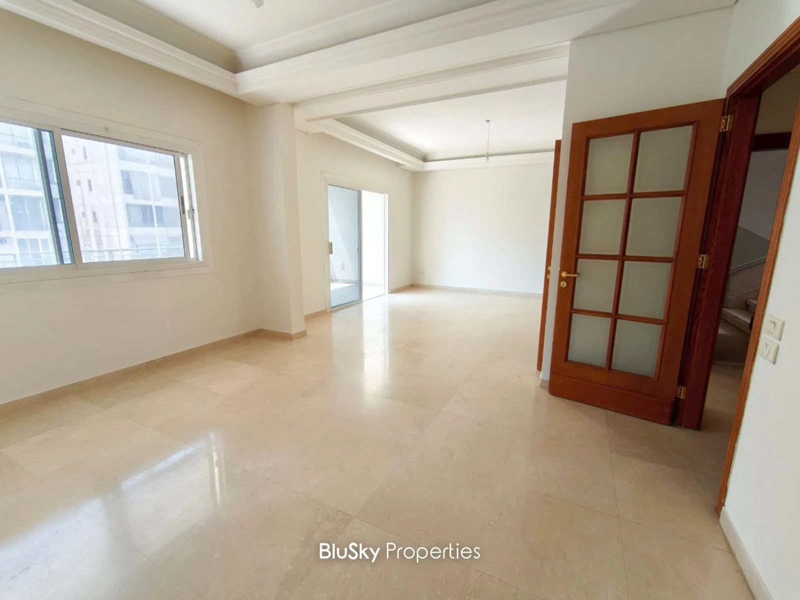 Apartment 200m² with Balcony for Sale in Sin El Fil