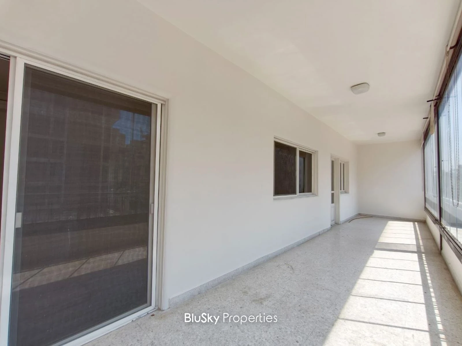 Apartment 200m² with Balcony for Sale in Sin El Fil — الصورة 2