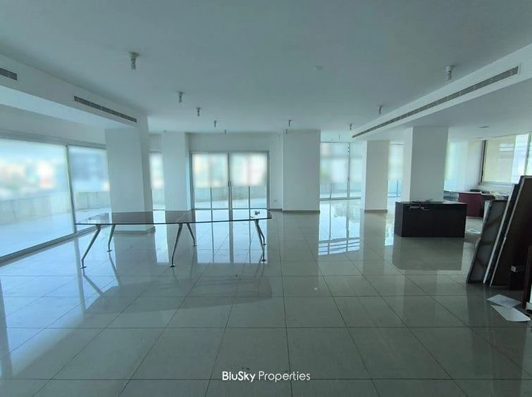 Office 220m² Terrace for Rent in Sin El Fil — photo 1