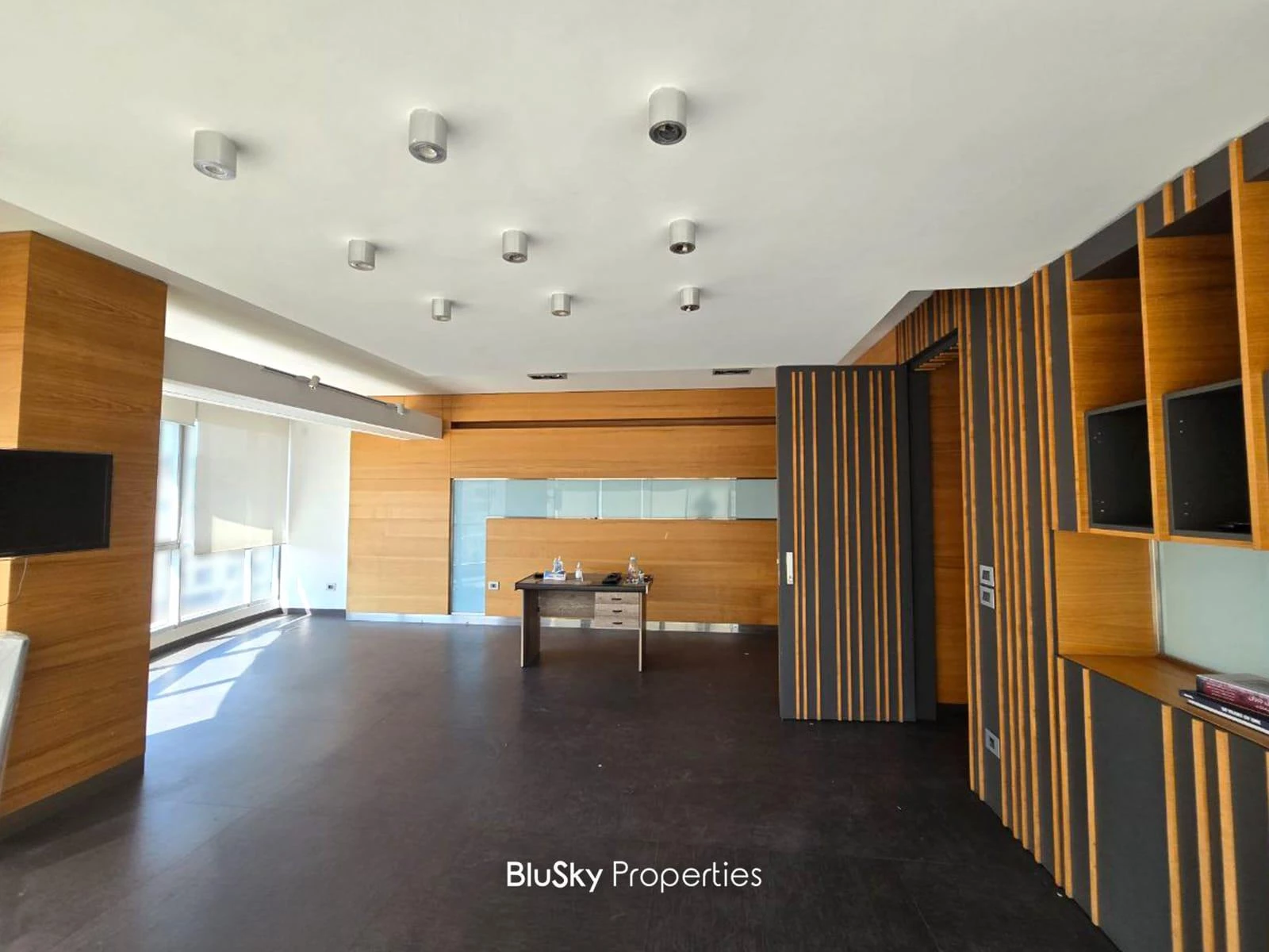 Office 400m² 9 Rooms for Rent in Sin El Fil — photo 2