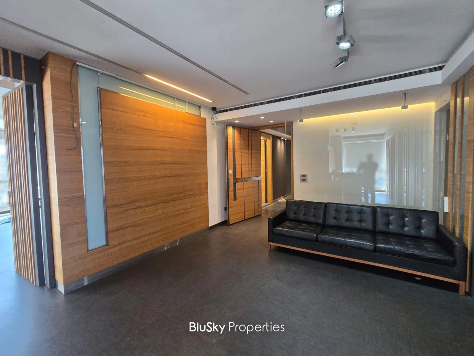 Office 400m² 9 Rooms for Rent in Sin El Fil — photo 3