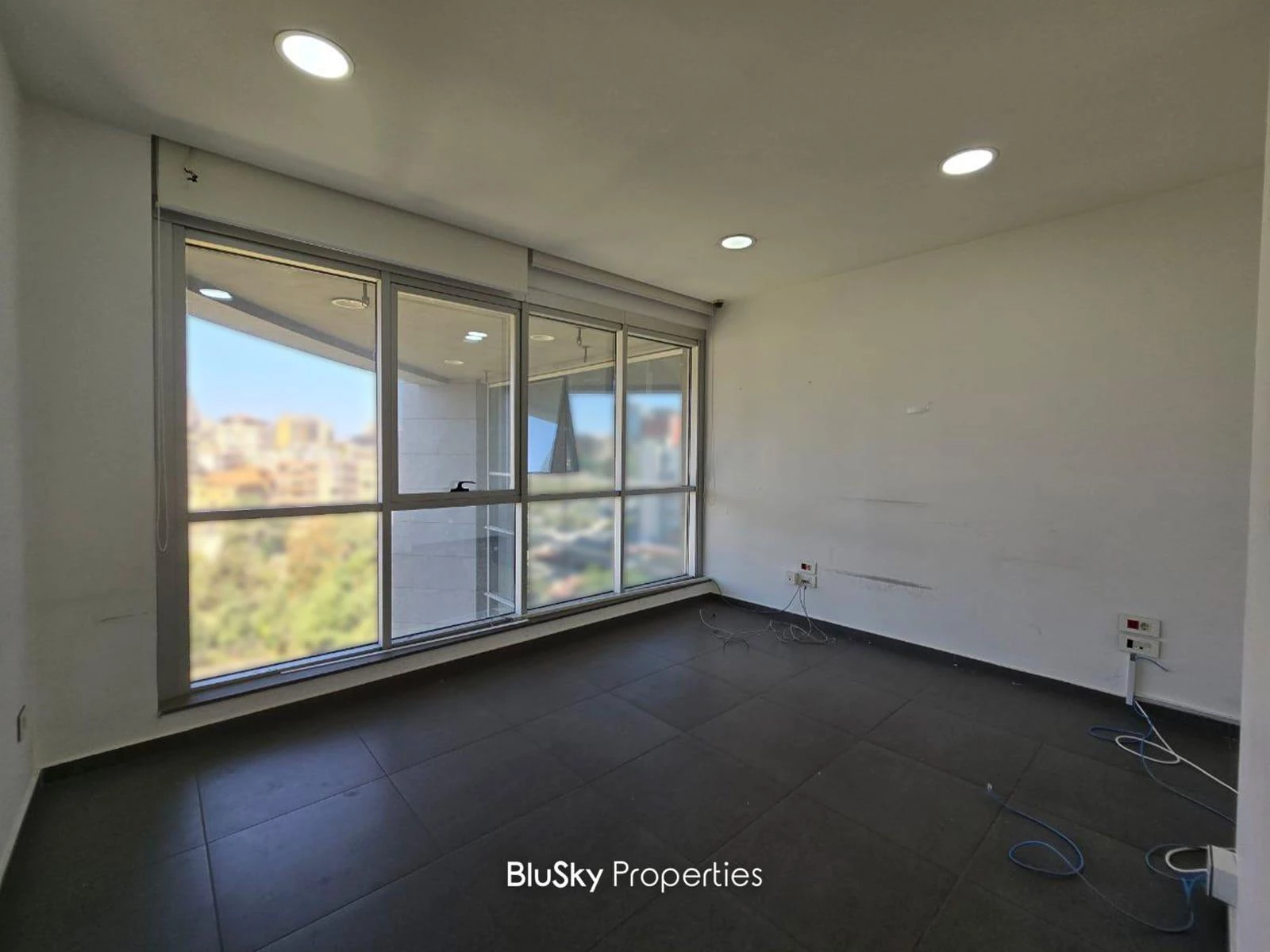 Office 400m² 9 Rooms for Rent in Sin El Fil — photo 4