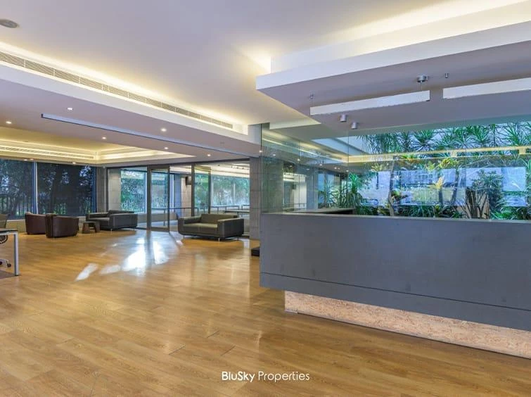 Office 500m² for Rent in Sin El Fil — photo 1