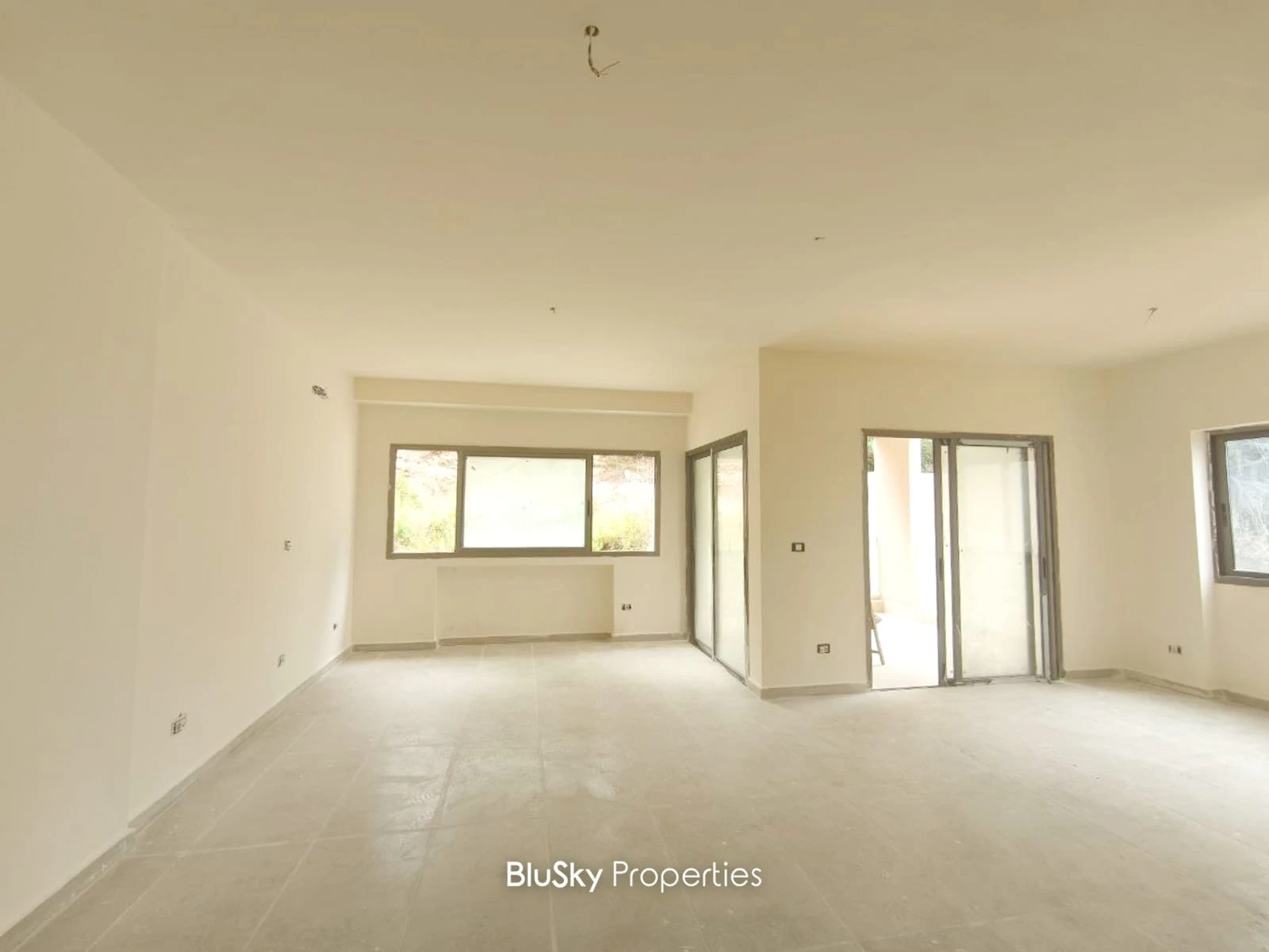 Duplex 200m² with Sea View for Sale in Tabarja