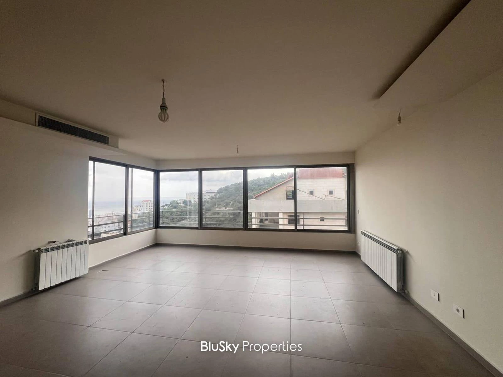 Apartment 270m² for Rent in Tilal Ain Saadeh