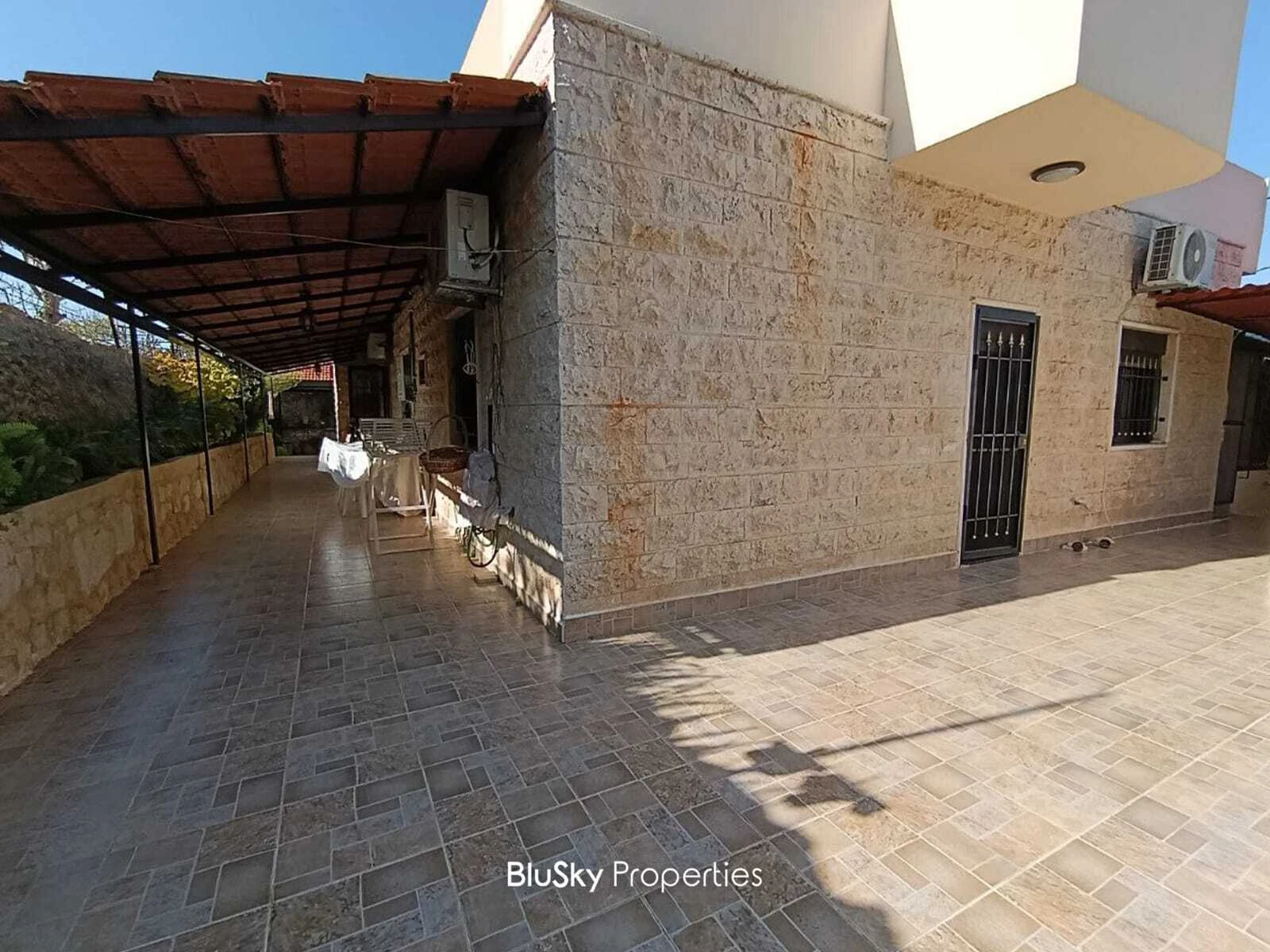 Standalone House 180m² Terrace for Sale in Zaaitre