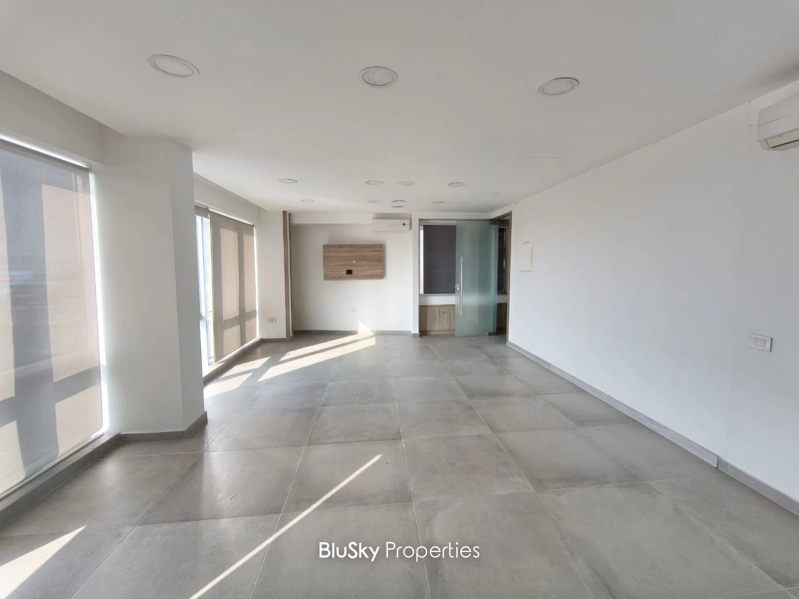 Office 80m² for Sale or Rent in Zalka