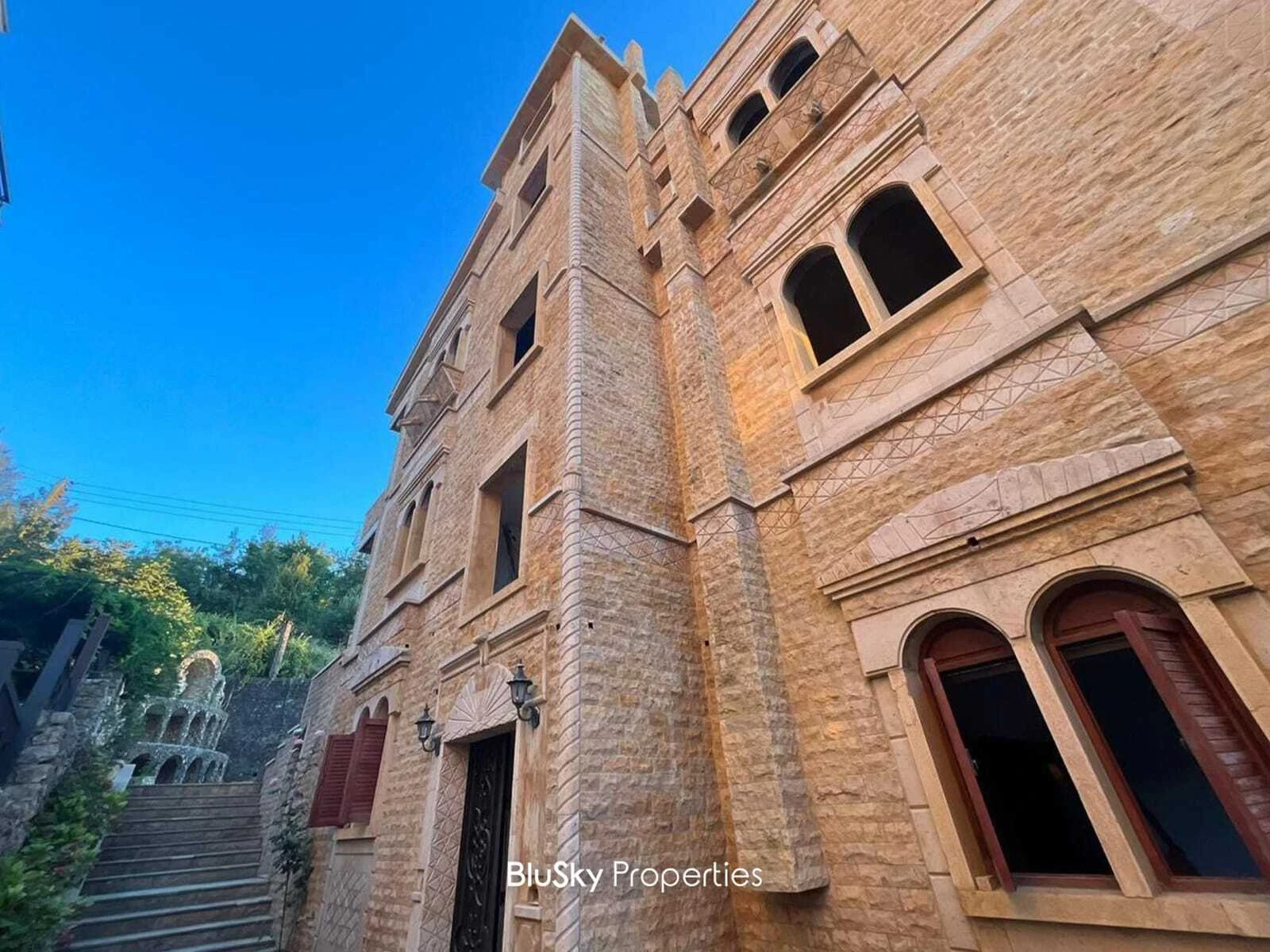 Villa 600m² with Garden for Sale in Zebdine
