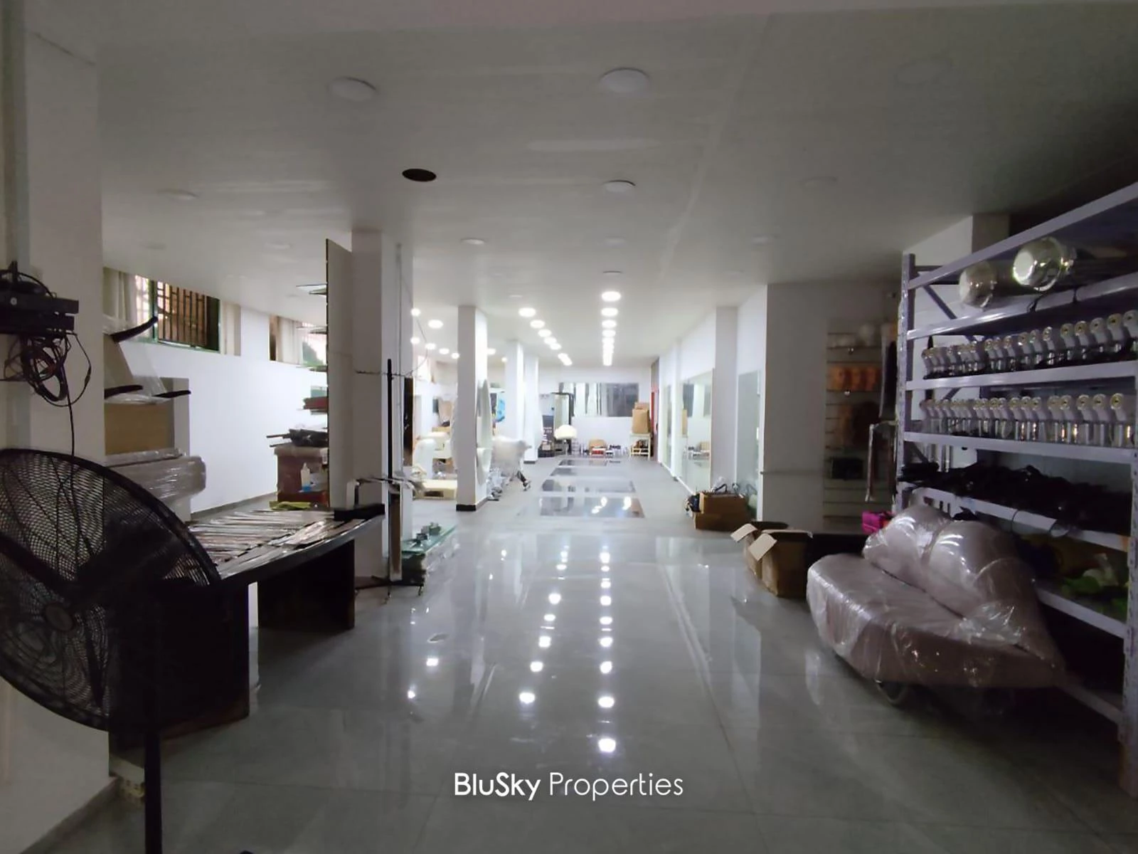 Warehouse 445m² Terrace for Rent in Zouk Mosbeh