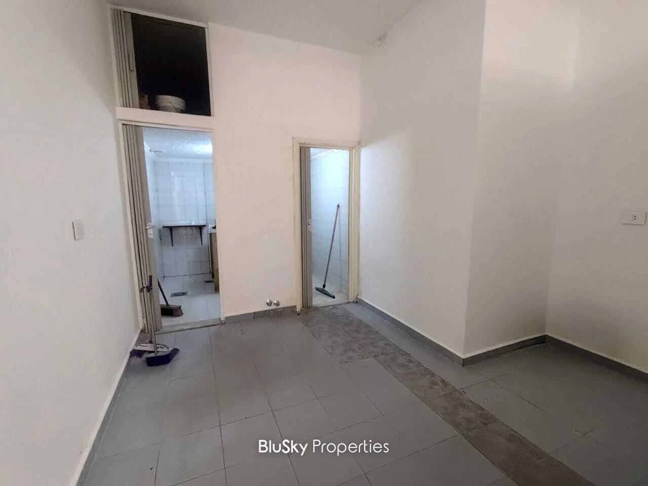 Shop 70m² for Rent in Zouk Mosbeh — الصورة 2