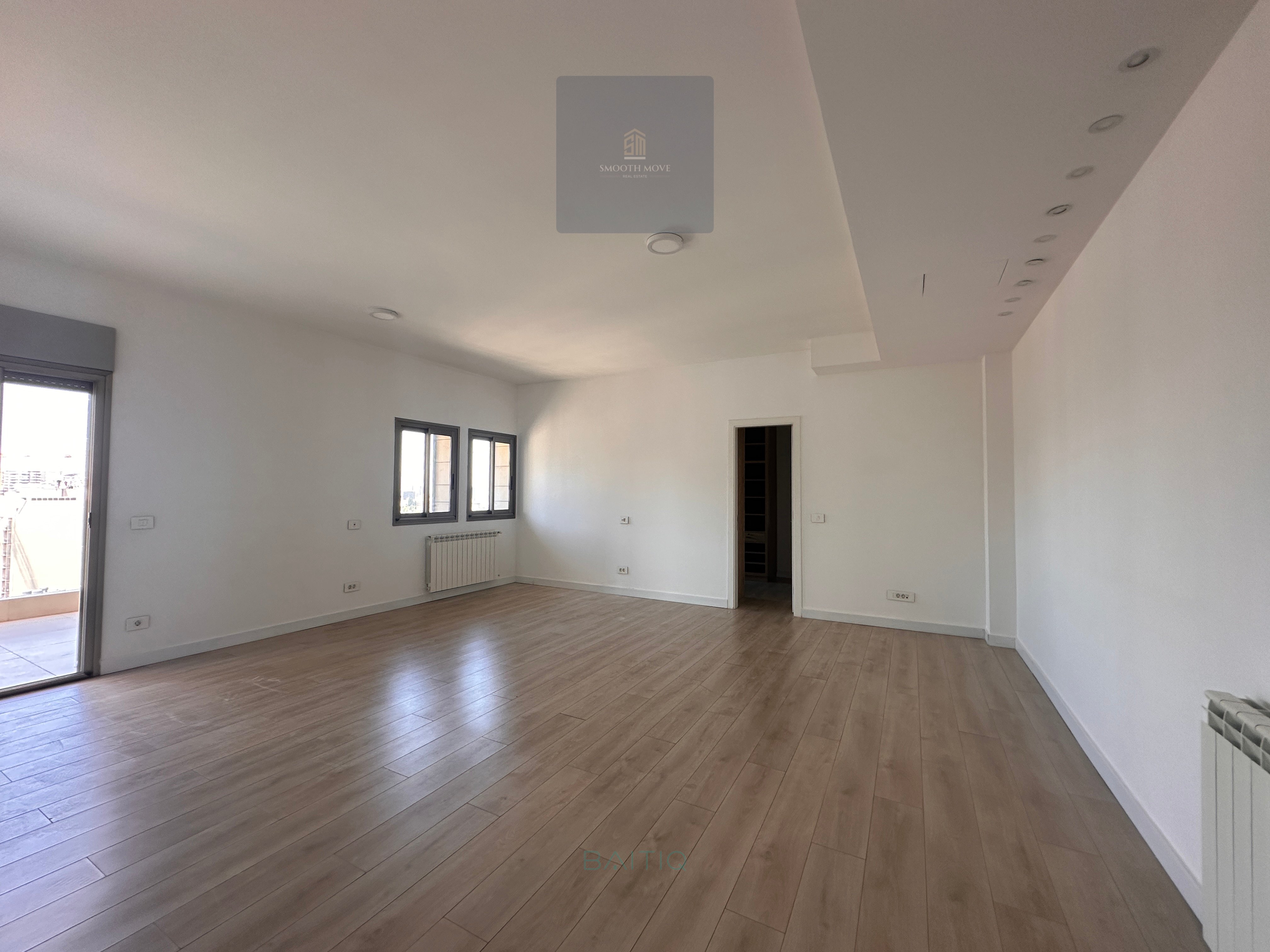Seaview Apartment with Outdoor Terrace for Rent in Tabaris, Beirut — الصورة 8