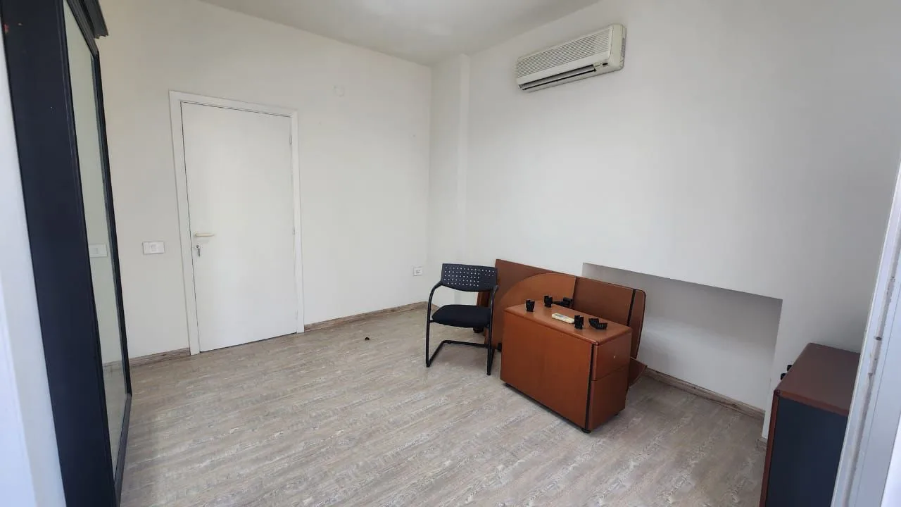 Office for rent in Badaro — الصورة 3