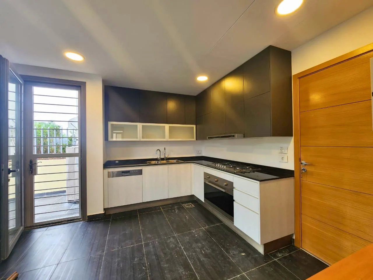 Triplex for Sale in Yarzeh, Lebanon — الصورة 4