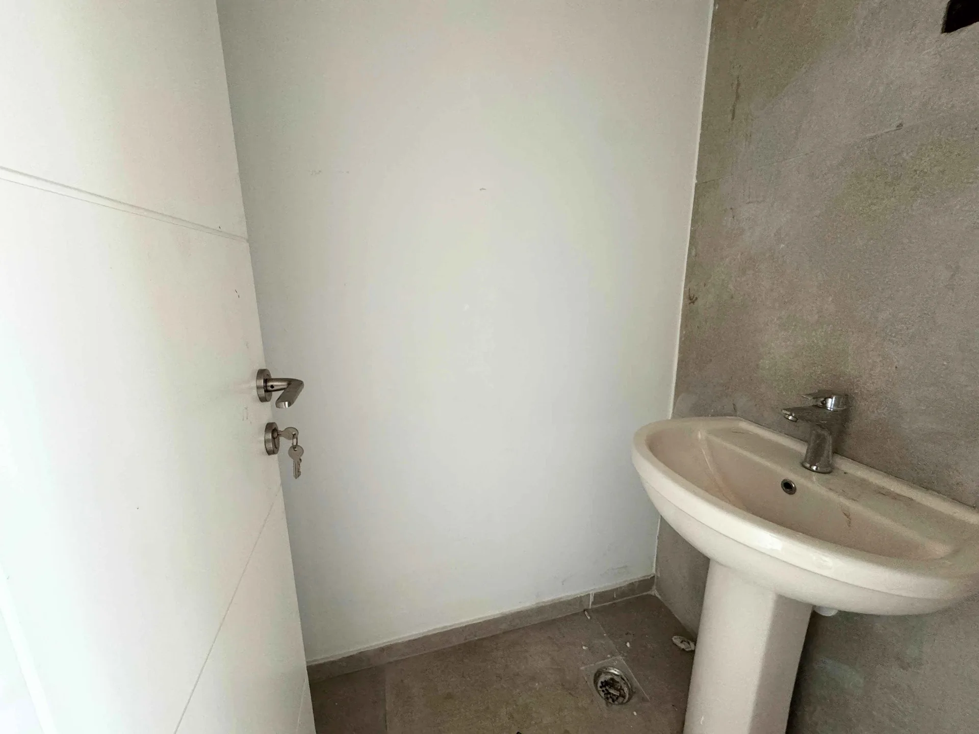 Apartment for Sale in Corniche el Mazraa, Beirut — الصورة 8