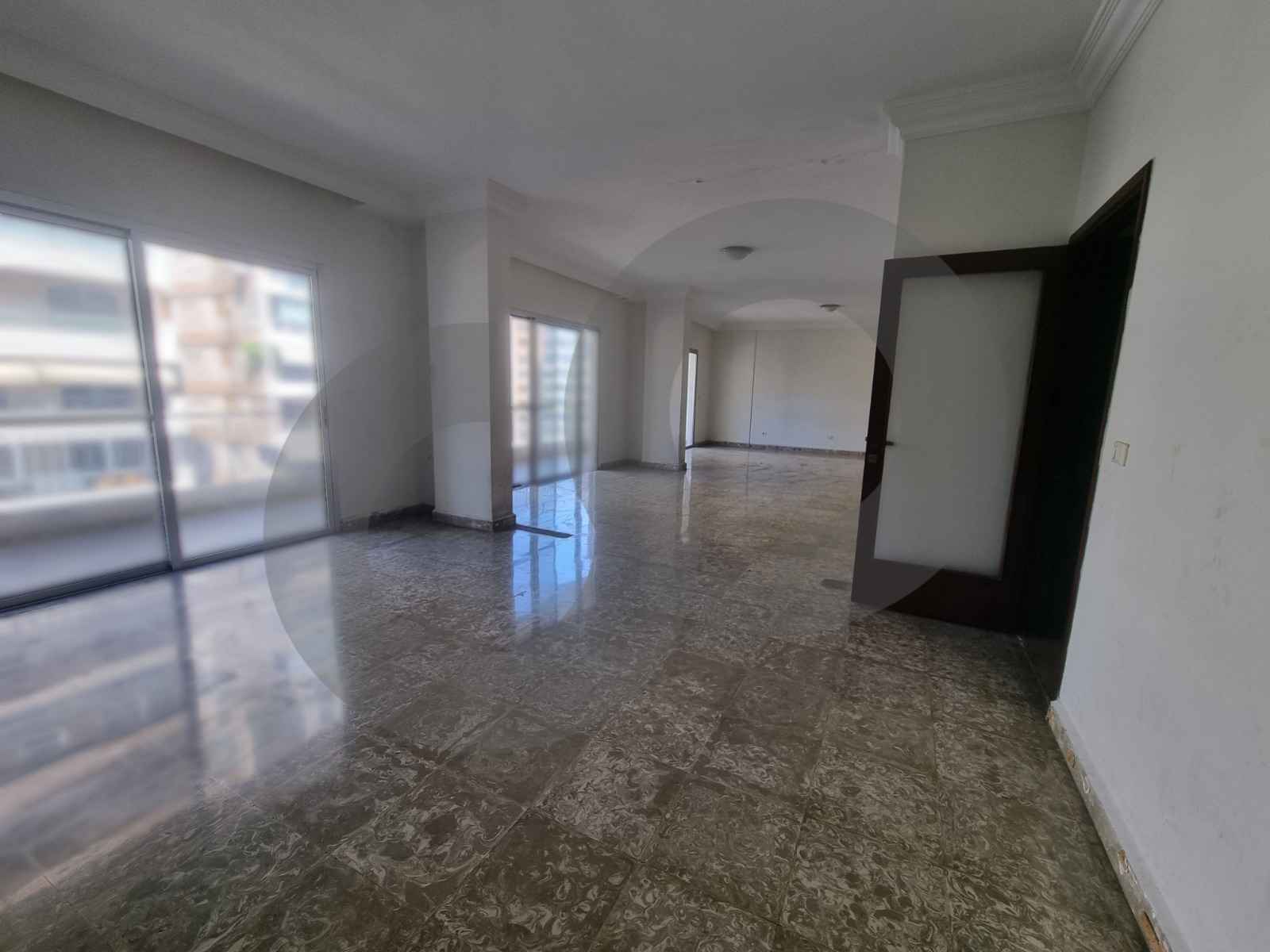 RENTAL DEAL/ offering bright interiors, a practical layout/SAKIET AL JANZEER,BEIRUT — الصورة 2