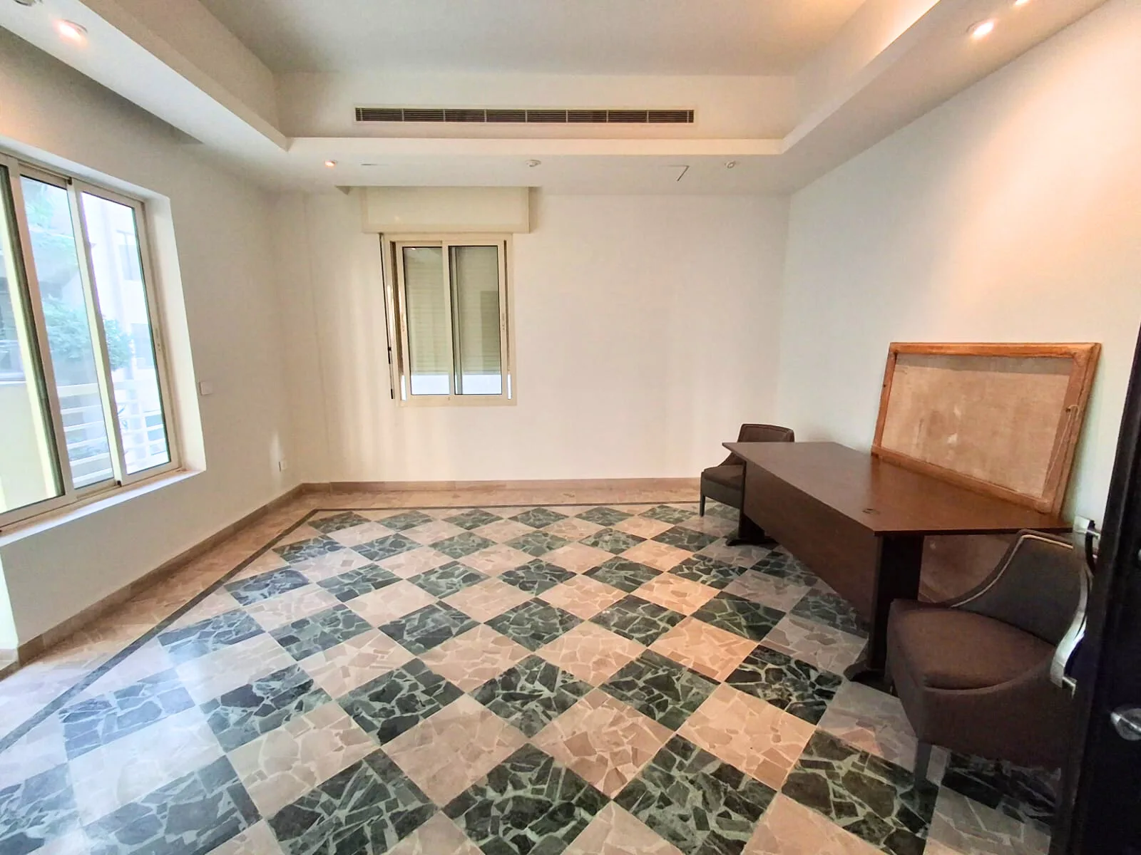 Office for Rent in Caree d'or, Achrafieh, Beirut, Lebanon — الصورة 2