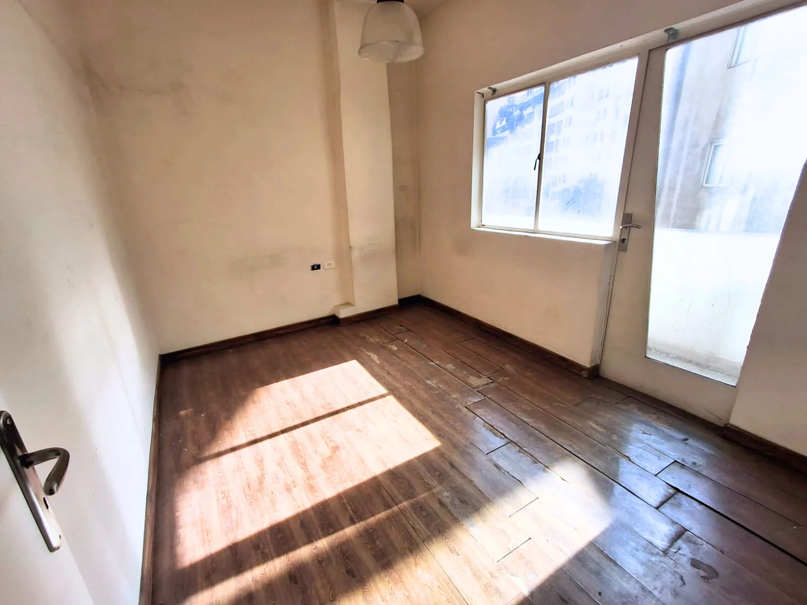 Office for Rent in Caree d'or, Achrafieh, Beirut, Lebanon — الصورة 8
