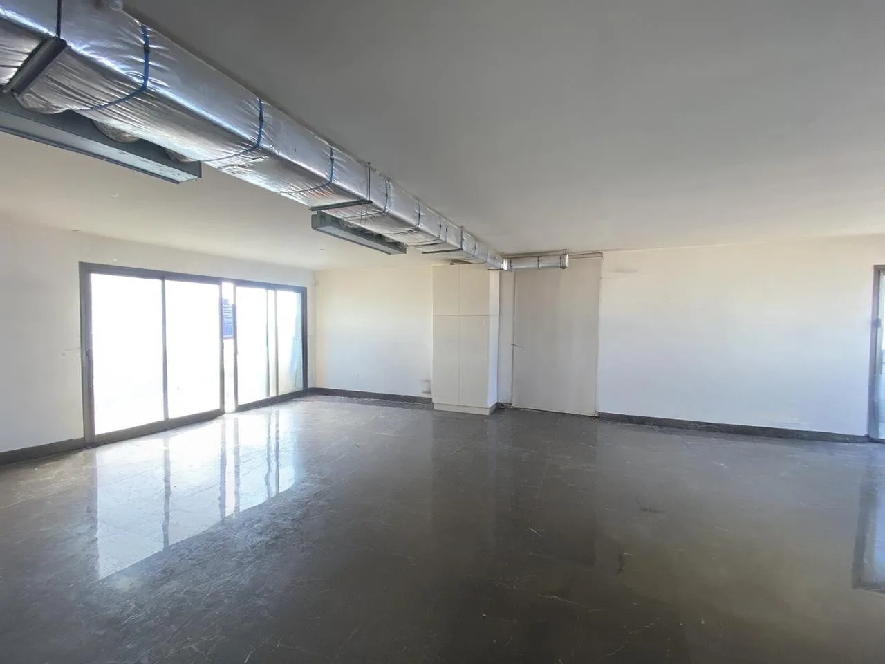 Apartment for Sale in Hamra, Beirut, Lebanon — الصورة 2