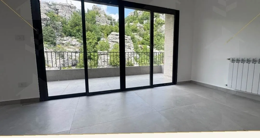 164 m² mountain-view apartment with pool and solar in Feytroun, Keserwan