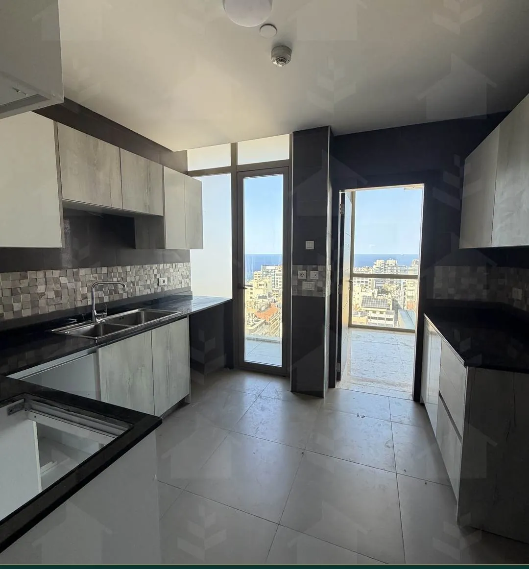 165 m² apartment with three master bedrooms and open sea views in Hamra, Beirut — photo 4