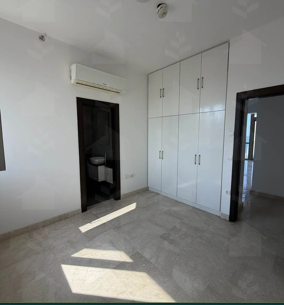 165 m² apartment with three master bedrooms and open sea views in Hamra, Beirut — photo 5