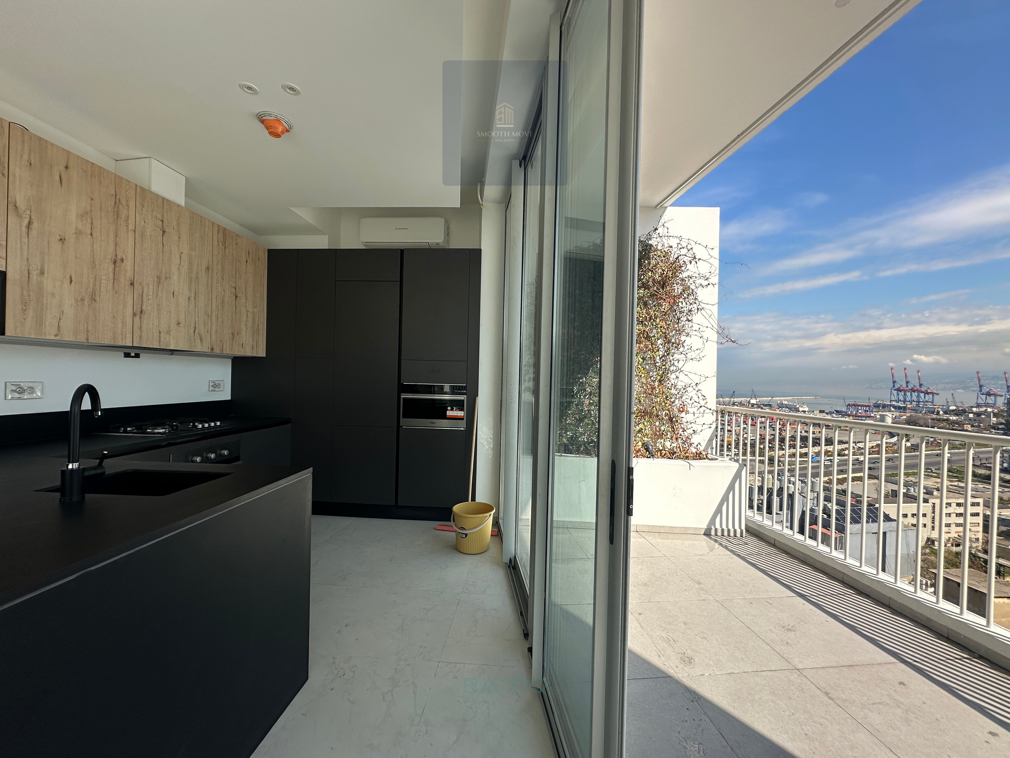 Loft With Terrace and Breathtaking Views For Sale in Gemayzeh — الصورة 2