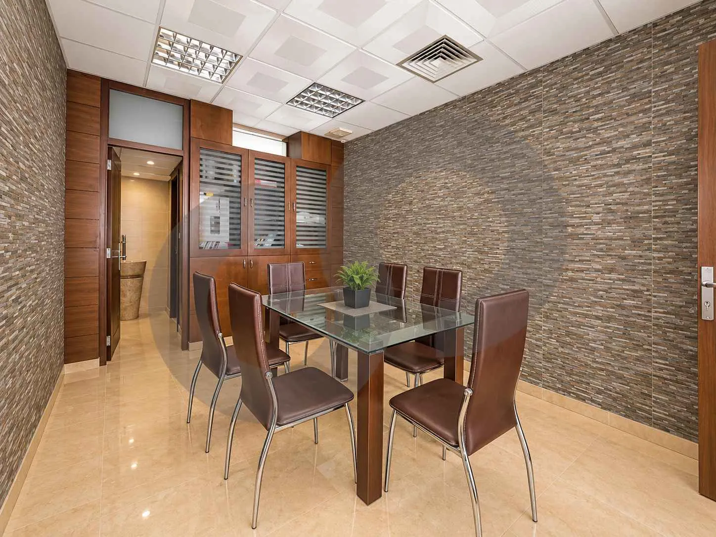 RENTAL OFFICE IN A PRIME MANSOURIEH,METN AREA /fully furnished and decorated — الصورة 3