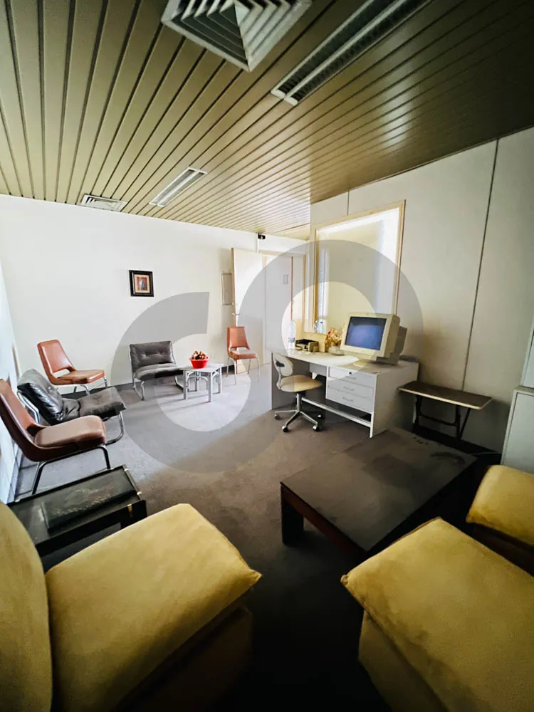 office /prime commercial location/ well-known building/JOUNIEH,KESEROUAN — الصورة 2