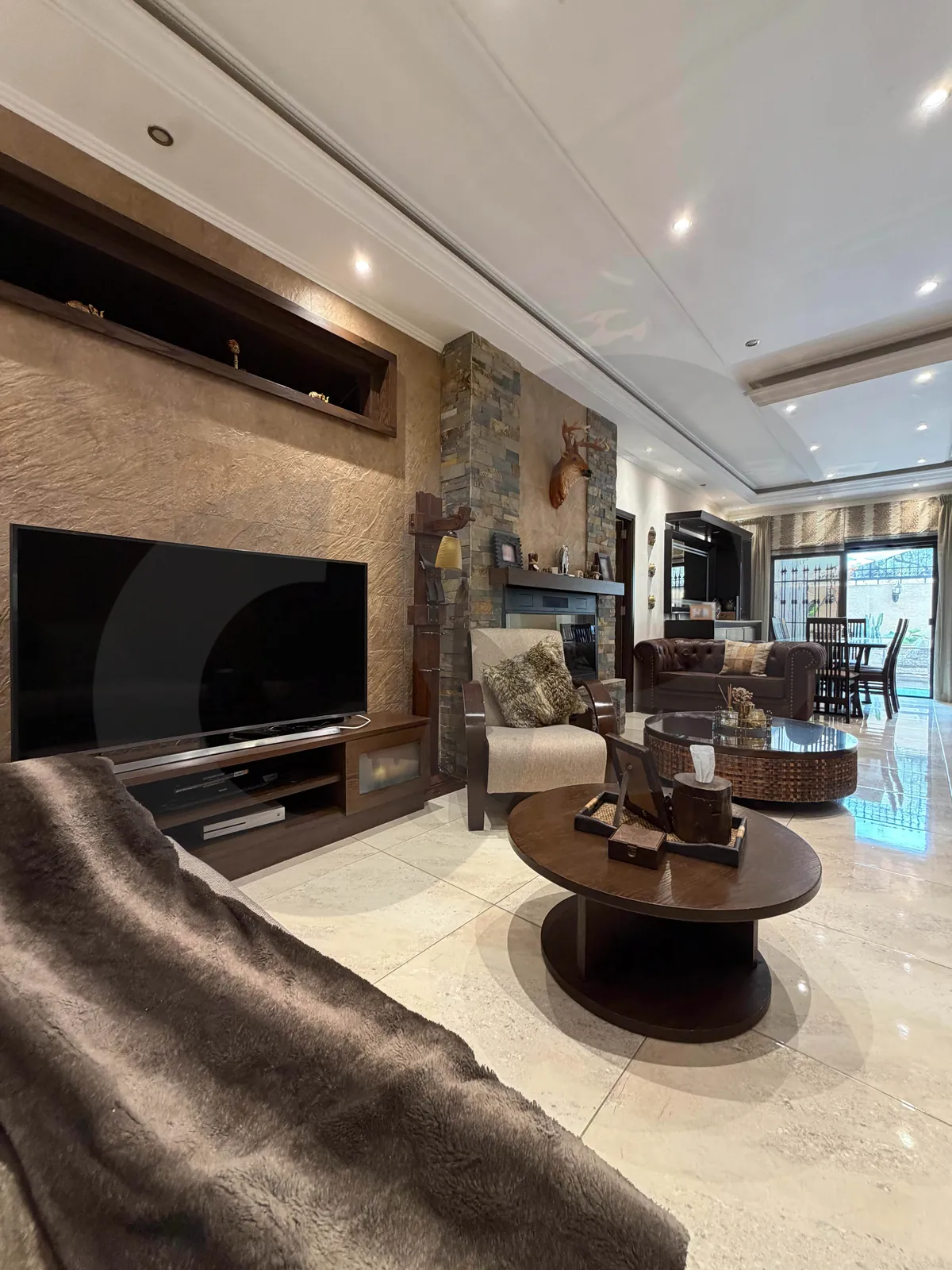 Fully Furnished & Decorated Apartment/underground floor with a terrace/MANSOURIEH-METN — الصورة 2