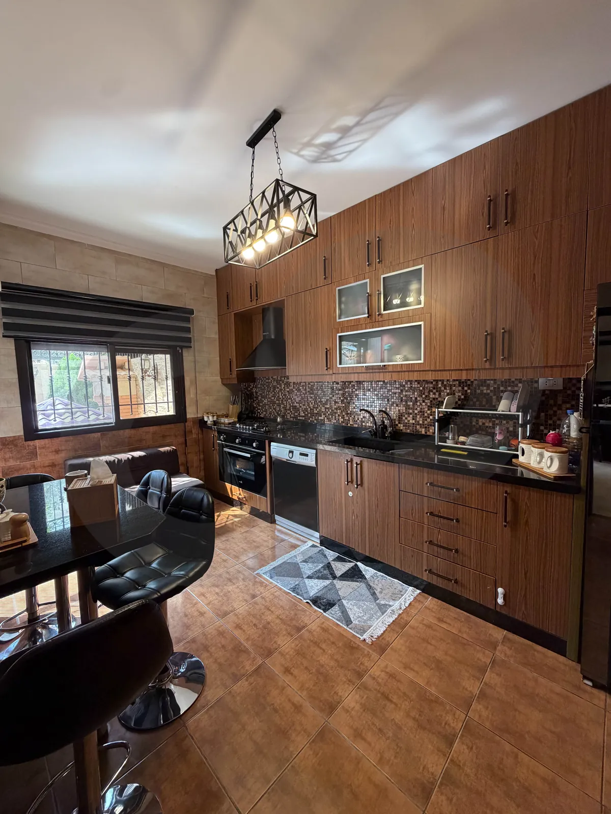 Fully Furnished & Decorated Apartment/underground floor with a terrace/MANSOURIEH-METN — الصورة 3