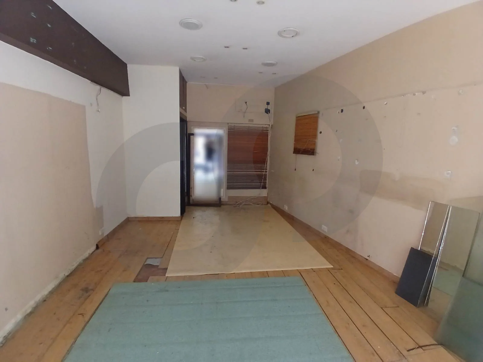 Shop for rent/Prime location /Well maintained building/TABARIS-BEIRUT — الصورة 2