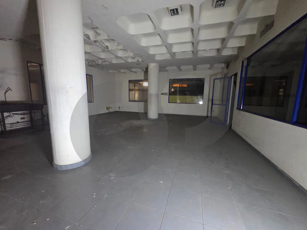 warehouse/LARGE USABLE FLOOR AREA / GENERATOR ROOM/conference room/Private entrance /ZOUK MOSBEH,KESEROUAN — الصورة 3