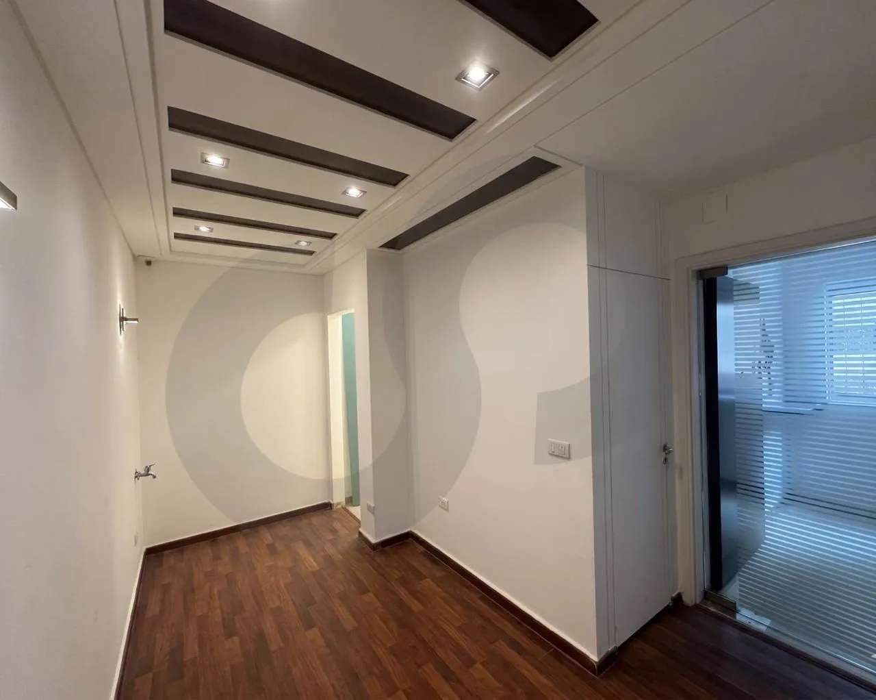 Prime Office for Sale/Fully Decorated/MAR ELIAS -BEIRUT — الصورة 2