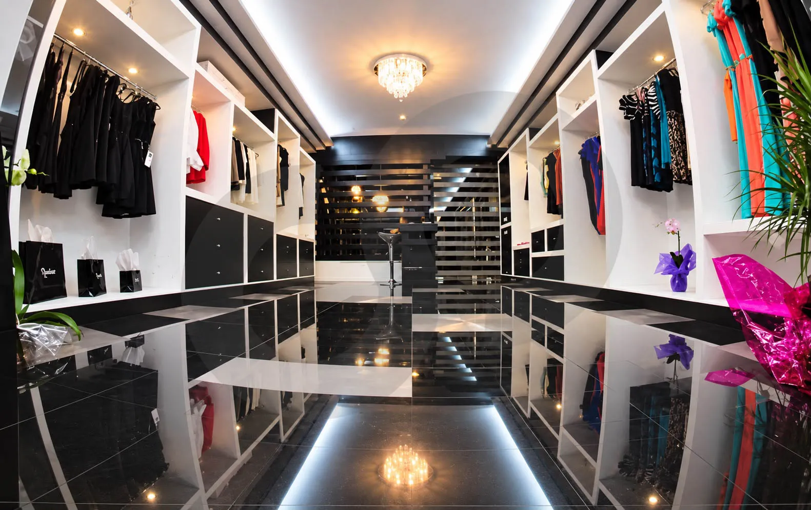 Spacious Shop For Sale/Prime location/JBEIL — الصورة 2