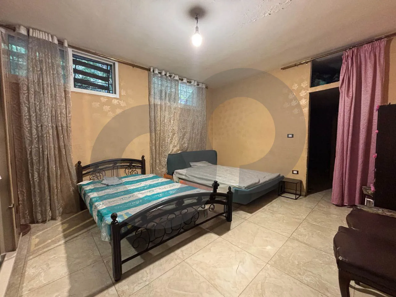 A well-maintained apartment featuring a very spacious living room IN Blaybel — الصورة 3
