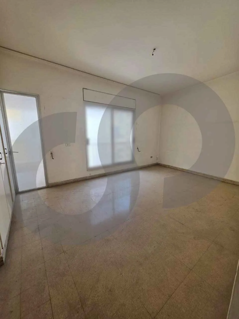 220 SQM/PRIVACY & RENOVATION POTENTIAL/SPACIOUS APARTMENT/RAS BEIRUT — الصورة 2