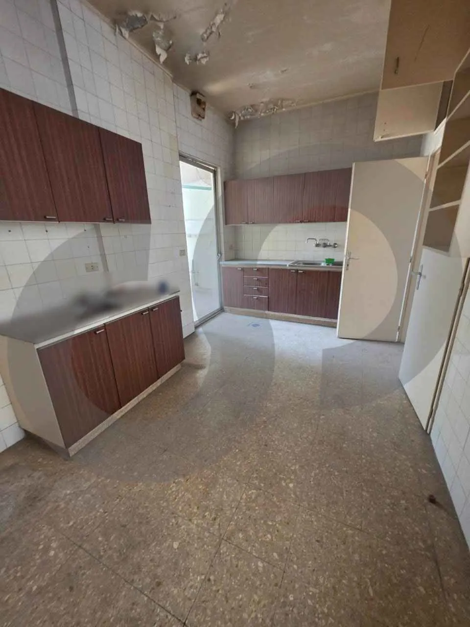 220 SQM/PRIVACY & RENOVATION POTENTIAL/SPACIOUS APARTMENT/RAS BEIRUT — الصورة 3