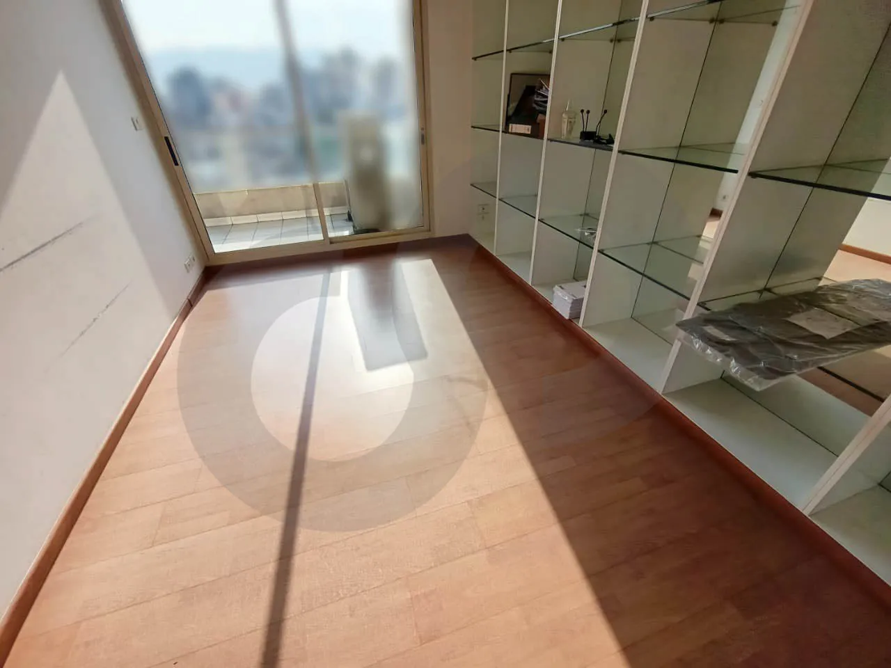 Office for rent/Prime location/Easy access/BADARO-BEIRUT — الصورة 3