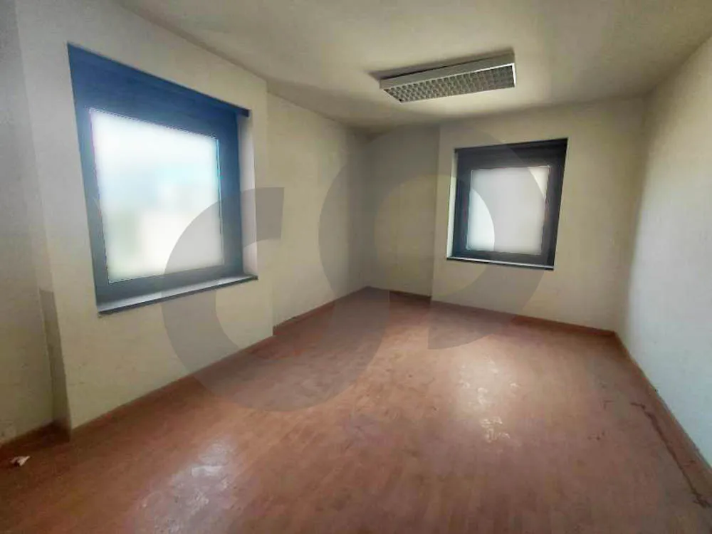 Office/excellent opportunity/prime location/maintained building/Dora ,METN — الصورة 2