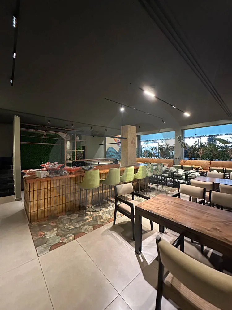 Fully Equipped Restaurant/fully furnished/terrace/bars/Bramiyeh, Saida — الصورة 3